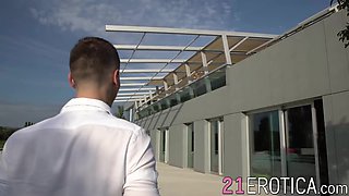 Super-sexy Veronica Leal stretches gams for sole fetishist