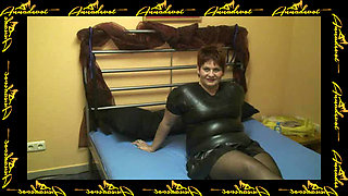 Annadevot - Breitbeinig bespielt in Latex