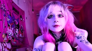 Amateur Webcam Cute Teen Plays Solo with Big Dildo