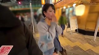 ほろ酔いスレンダー美女がパンティ1枚でおっぱい舐められ、激手マンに愛液溢れる