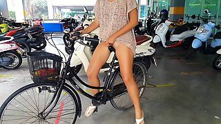 Omg!!! Sexy Amateur MILF Pisses on Her Bike in the Parking Garage