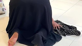 Arabian Big Ass Saudi Hotel Maid Clean My Room When I Was Masturbat on Bed!