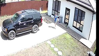 Der vollbusige Teenager erwischte BFs Schwanz im Freien!