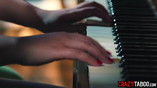 Teenage enjoyed cunt licking on the piano