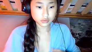 Sexy asian toys her pussy and ass on webcam