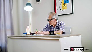 Venezuelan debt collector in need of income was accused by her boss and makes her pay with her ass.: Porn