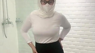 Stepsister caught showing off her big body and breasts
