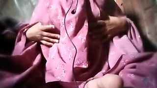 Saudi Arabian Hijab MILF with Big Boobs Handjob - Desi Aunty Faking Pleasure