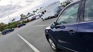 elle suce un inconnu ramené dans sa voiture