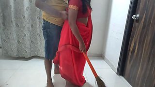 Desi maid zadu laga rahi thi tabhi uska sahab aya or chut choda