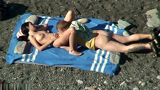 stepsister enjoys sex on the beach (voyeur)