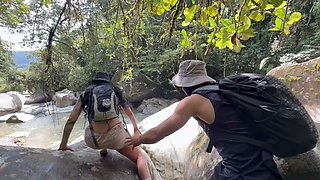 Me fui de excursión y mi guia se aprovechó de mí en medio del bosque…
