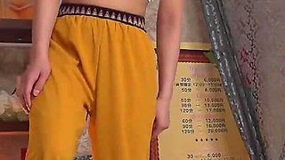 A Massage Girl at a Thai Massage Parlor in Kinshicho, Famous for Its Excessive Closeness, Is Actually Very Weak to Pressure