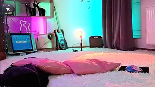 Cumshot amateur MILF suck and jerks dude in the bedroom