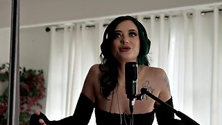 Green Haired Girl Gia Paige Gets Her Chance With Isiah Maxwell