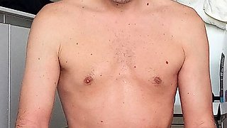 Joshua Guthmann nackt im Badezimmer