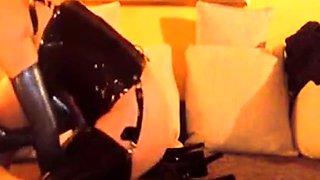 Mit Latex bekleidete deutsche Blondine in hohen Stiefeln