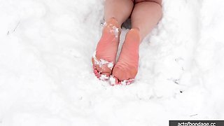 Naked barefoot Claudia tied up in the snow