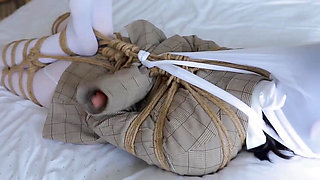 Hui09 - a White-stockinged Jk Girl Is Bound to the Bed with Ropes.