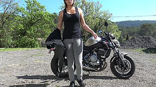 vic la motarde se fait gicler sur sa moto