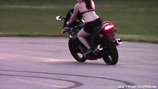 Bikini Sportbike Riding (wmv)