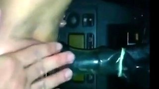 Elle se fait du bien dans la voiture avec son jouet