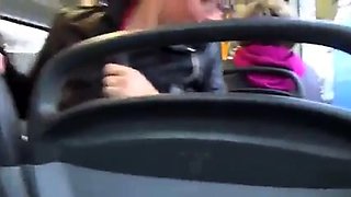 Deutsche Amateure geben Gruppen-Blowjob im Bus