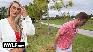 Mylf gets stranded by the side of the road because her car penniless down & she has no idea what to do