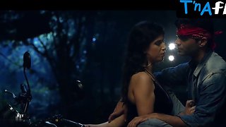 Ankita Parmar Bum, Hooters Sequence in The Clue
