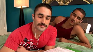 Tall guy with a six pack is going deep in a twink