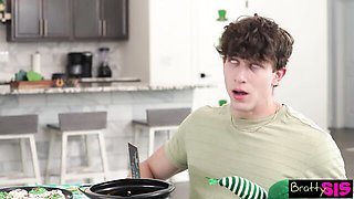 Beauty Parker Ambrose and Della Cate's cum shot clip