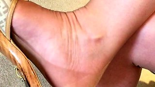 Amateur Foot Fetish Girlfriend Sucks and gives a Footjob