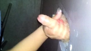 Svenska Hustruns Glory Hole Handjob