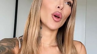 JOI ITALIANO - La stepmom lo fa sborrare in videochiamata nei bagni della scuola