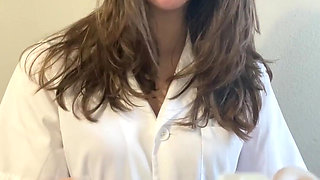 The Nurse Wants to Have Fun When the Doctor Is Running Late