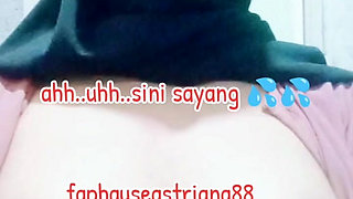 Indonesian Singlemom Shows off Milk