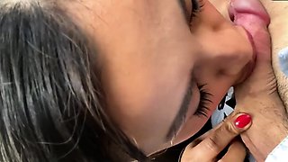 Mulher brasileira faz boquete em supermercado em cena