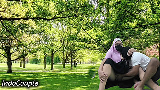 Rekaman seks pasutri indo lagi asik nyepong kontol pasangan berhijab di taman umum