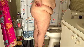 Jamdown26 - White SSBBW Wife Showing off Her Big Fat Ass Close up While Peeing and Gets Her Plush Big Pussy Fucked