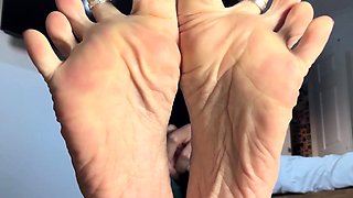 Flexible pale brunette with foot fetish does hot footjob