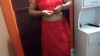 Beautiful bhabhi having wearing a beautiful saree.