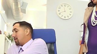 Male chief loves deep-throat from his secretary