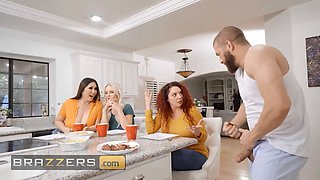 Breakfast turns to a steamy four-way for horny ladies Kianna Dior, Robbin Banx & Slimthick Vic - brazzers