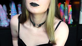 Annalisa is an amateur teen babe fucking the toy