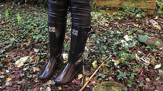 Using a Stranger to Clean Her Muddy Boots
