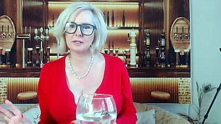 Mature blonde granny loves to masturbate her puss