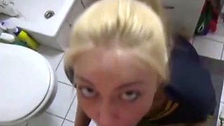 Deutscher blonder Amateur gibt Deepthroat-Blowjob