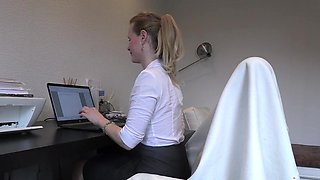 Fucking With Gorgeous Secretary