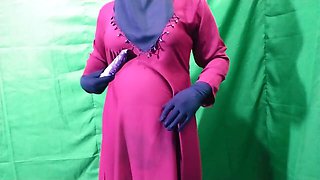 Indian bhabhi Desi-Queen1 gets steamy with some solo action and dirty talk in the bedroom