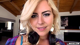 Summer Day's Seductive Dance Captivates with Blonde Charm